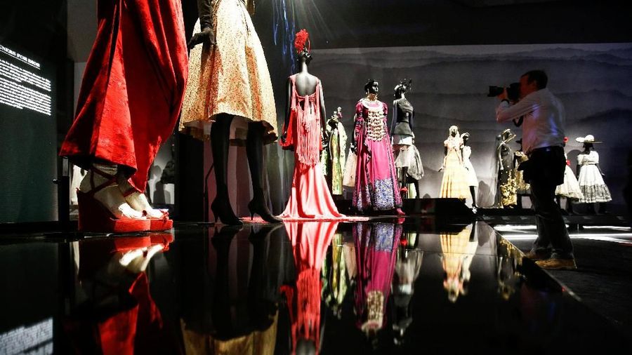 Pameran tersebut menampilkan lebih dari 500 potong busana Christian Dior (termasuk 200 gaun couture) dari tahun 1947