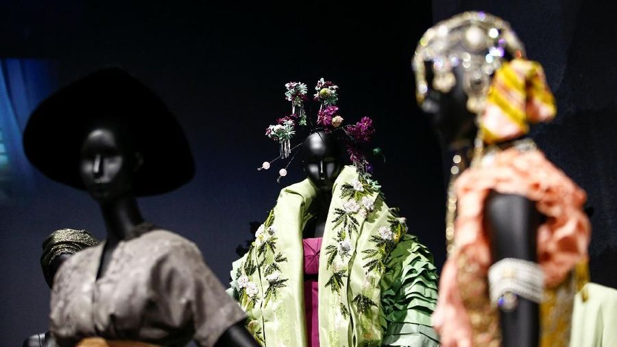 Pameran tersebut menampilkan lebih dari 500 potong busana Christian Dior (termasuk 200 gaun couture) dari tahun 1947