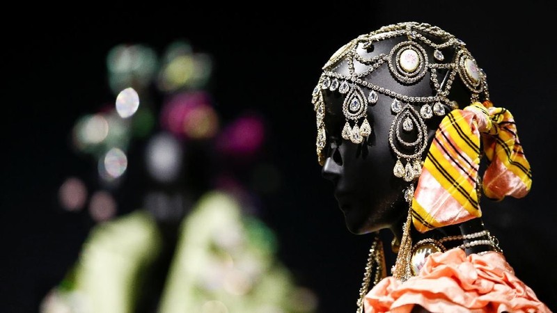Pameran tersebut menampilkan lebih dari 500 potong busana Christian Dior (termasuk 200 gaun couture) dari tahun 1947