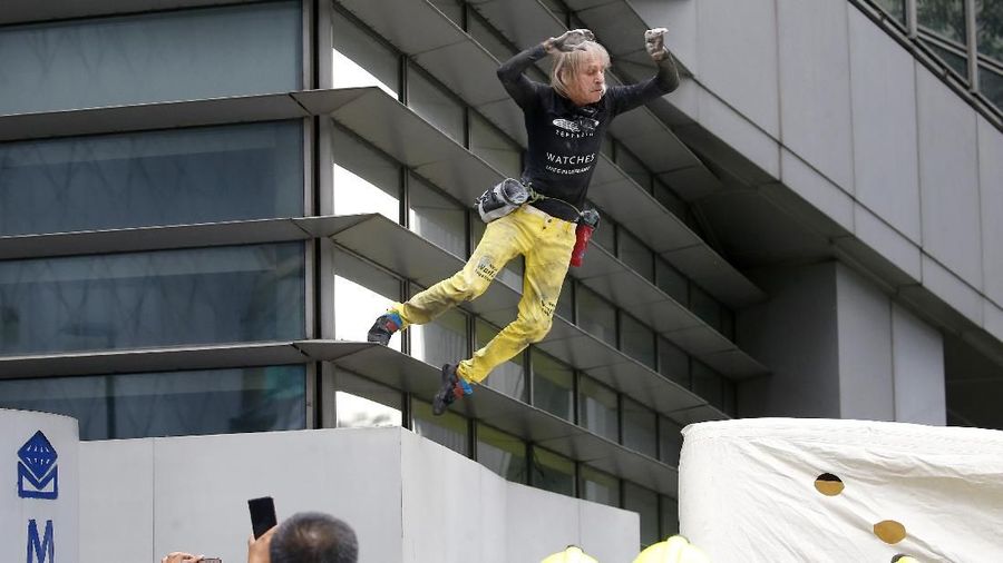 Robert yang kini berusia 56 tahun nekat memanjat gedung GT Tower yang memiliki 47 lantai dengan ketinggian 217 meter.