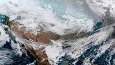 Akibat cuaca dingin ekstrem di AS, kegiatan penerbangan, pendidikan hingga bisnis terhenti. (Courtesy NOAA/Handout via REUTERS)
