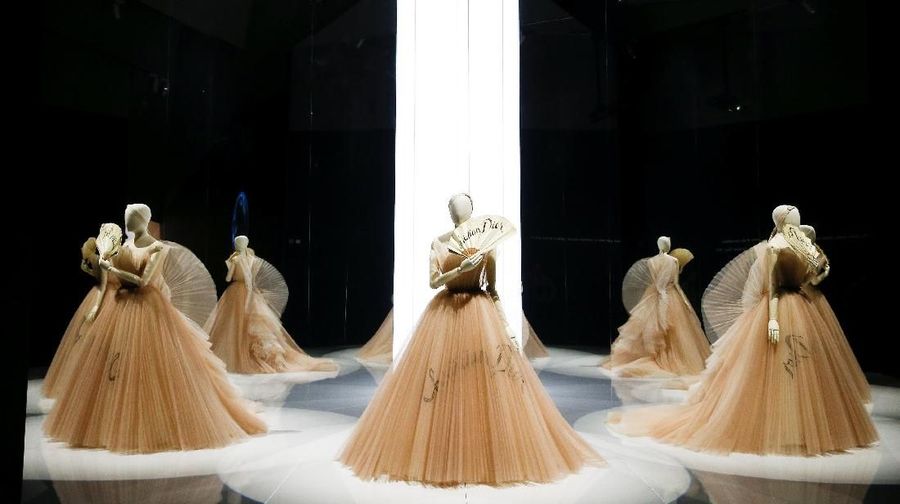 Pameran tersebut menampilkan lebih dari 500 potong busana Christian Dior (termasuk 200 gaun couture) dari tahun 1947
