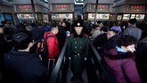Jutaan penduduk China telah memulai mudik Tahun Baru Imlek, yang menjadi migrasi manusia tahunan terbesar di dunia, meninggalkan kota-kota besar untuk kembali ke kota asal mereka untuk berlibur. (REUTERS/Jason Lee)