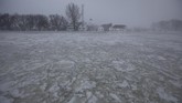 Udara dingin ekstrem dengan suhu mencapai lebih dari -30 derajat Celcius, yang disebut lebih rendah dari Antartika melanda bagian barat Amerika Serikat. (Joshua Nowicki via REUTERS).