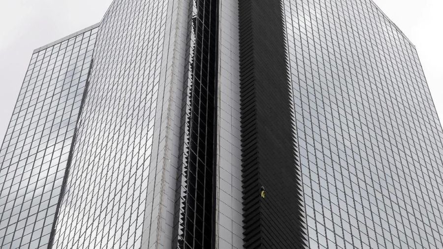 Robert yang kini berusia 56 tahun nekat memanjat gedung GT Tower yang memiliki 47 lantai dengan ketinggian 217 meter.