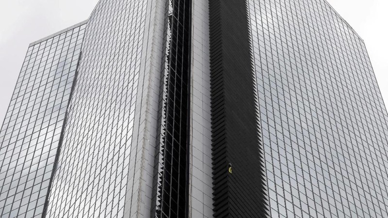 Robert yang kini berusia 56 tahun nekat memanjat gedung GT Tower yang memiliki 47 lantai dengan ketinggian 217 meter.