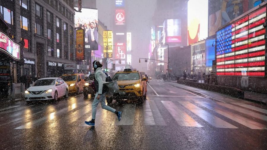 A man runs in Times Square during a snowstorm, as record low temperatures spread across the Midwest and Eastern states, in New York City, U.S., January 30, 2019. REUTERS/Brendan McDermid
