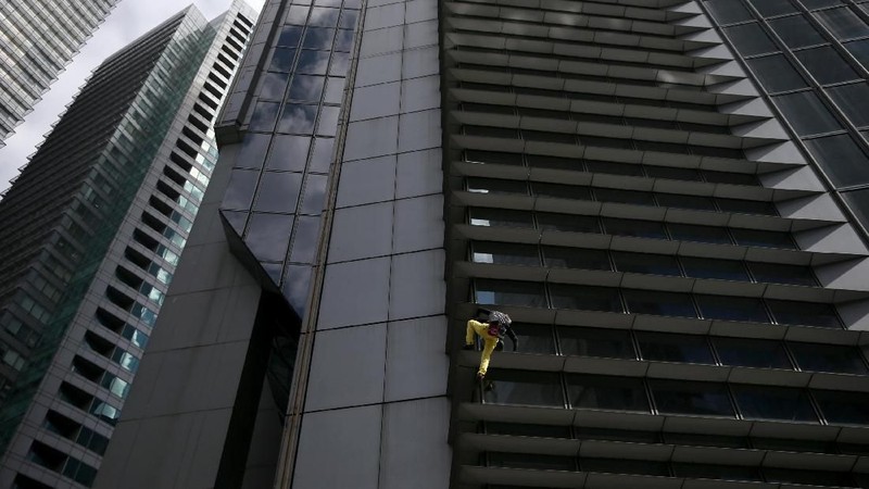 Robert yang kini berusia 56 tahun nekat memanjat gedung GT Tower yang memiliki 47 lantai dengan ketinggian 217 meter.
