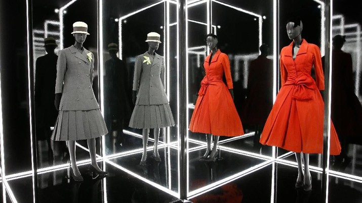 busana christian dior A person photographs creations during a photocall for the