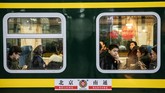 Liburan paling penting dalam kalender China ini memiliki konsep reuni keluarga, dan para pelancong harus sudah sampai tujuan pada hari Senin (4/2) untuk merayakan Tahun Babi pada keesokan harinya. (REUTERS/Stringer)