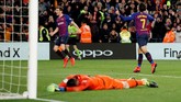 Philippe Coutinho kembali mencetak gol dan membuat skor menjadi 3-0 di menit ke-53. Semenit berselang, Sergi Roberto memperbesar skor menjadi 4-0. (REUTERS/Albert Gea)