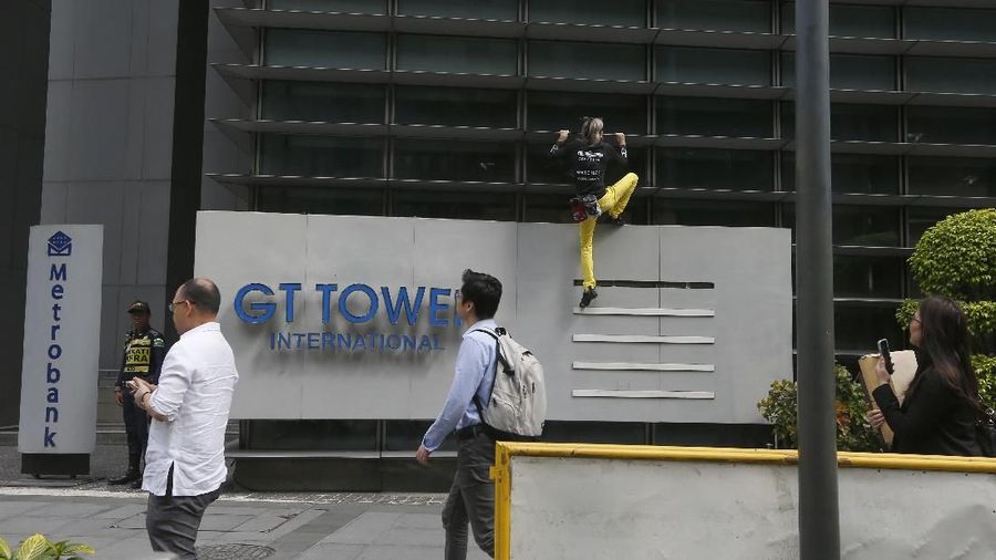 Robert yang kini berusia 56 tahun nekat memanjat gedung GT Tower yang memiliki 47 lantai dengan ketinggian 217 meter.