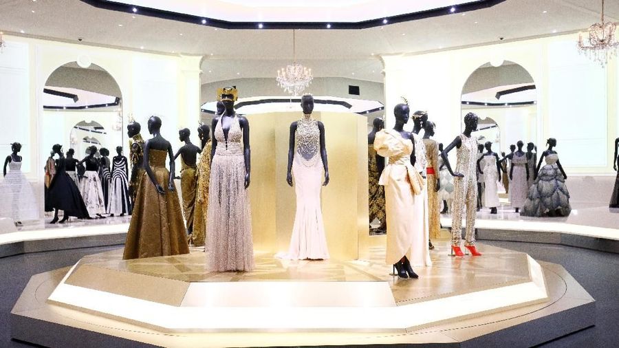 Pameran tersebut menampilkan lebih dari 500 potong busana Christian Dior (termasuk 200 gaun couture) dari tahun 1947