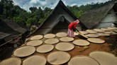 Warga menjemur padi hasil panen raya di halaman rumahnya di Kampung Naga, Kabupaten Tasikmalaya, Jawa Barat. (ANTARA FOTO/Adeng Bustomi)