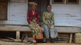 Dua warga adat kesepuhan Kampung Naga di Kabupaten Tasikmalaya, Jawa Barat. (ANTARA FOTO/Adeng Bustomi)