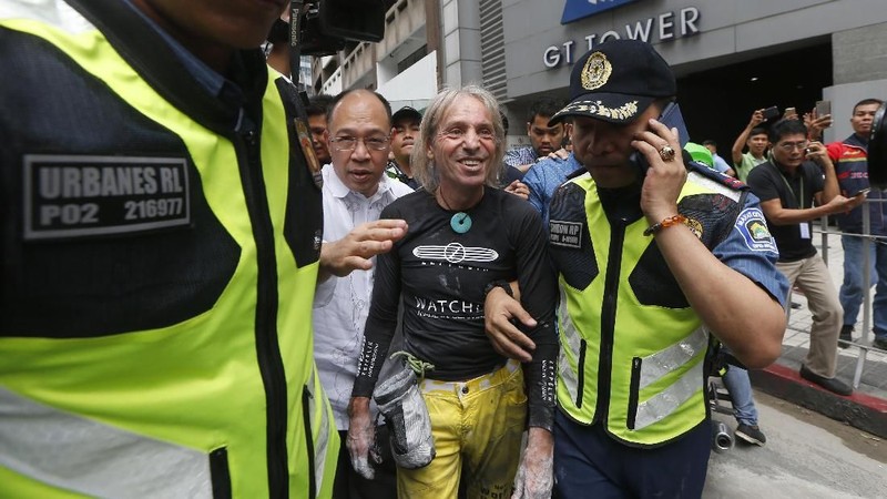 Robert yang kini berusia 56 tahun nekat memanjat gedung GT Tower yang memiliki 47 lantai dengan ketinggian 217 meter.