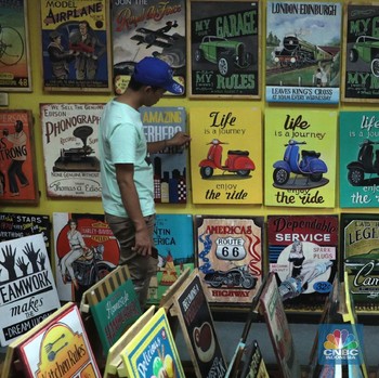 Intip Pembuatan Lukisan Tangan Bergaya Retro dari Kayu Bekas