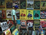 Intip Pembuatan Lukisan Tangan Bergaya Retro dari Kayu Bekas