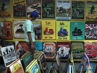 Intip Pembuatan Lukisan Tangan Bergaya Retro dari Kayu Bekas