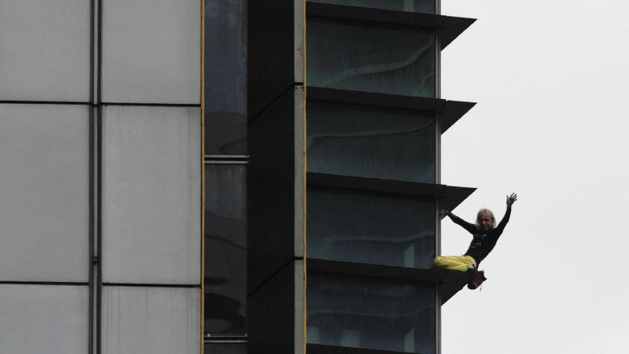 Robert yang kini berusia 56 tahun nekat memanjat gedung GT Tower yang memiliki 47 lantai dengan ketinggian 217 meter.