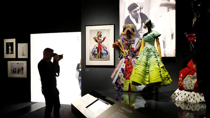 Pameran tersebut menampilkan lebih dari 500 potong busana Christian Dior (termasuk 200 gaun couture) dari tahun 1947