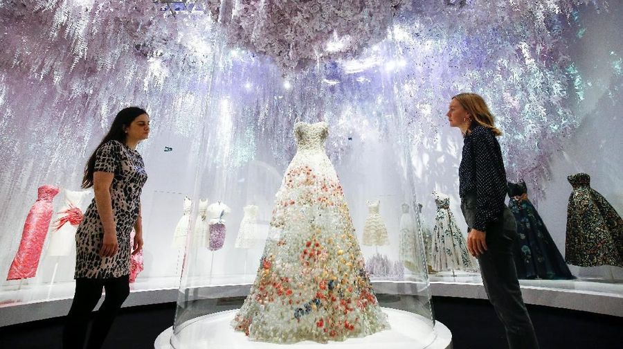 Pameran tersebut menampilkan lebih dari 500 potong busana Christian Dior (termasuk 200 gaun couture) dari tahun 1947