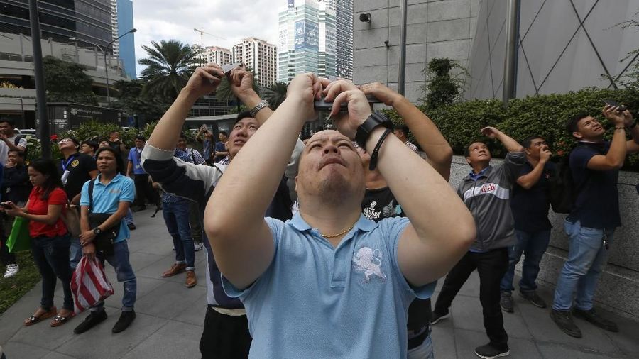 Robert yang kini berusia 56 tahun nekat memanjat gedung GT Tower yang memiliki 47 lantai dengan ketinggian 217 meter.