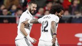 Karim Benzema yang mencetak empat gol dalam dua pertandingan terakhir merayakan gol pertama ke gawang Girona bersama Marcelo. (REUTERS/Albert Gea)
