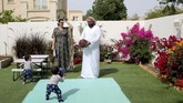 Namun sesuai kesepakatan keduanya, anak mereka menjadi seorang muslim. “Saya baik-baik saja dengan itu,” ucap Mina. (REUTERS/Ahmed Jadallah)