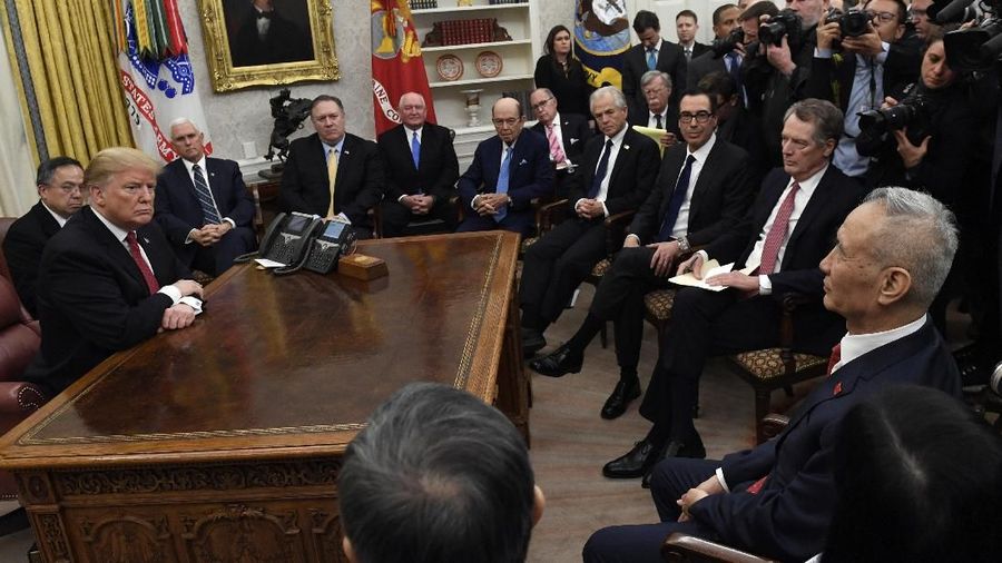 Presiden AS Donald Trump bertemu Wakil Perdana Menteri China Liu He di Gedung Putih.