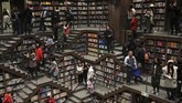 Para pengunjung terlihat di dalam toko buku yang baru saja diresmikan di Chongqing, China. (REUTERS/Stringer)