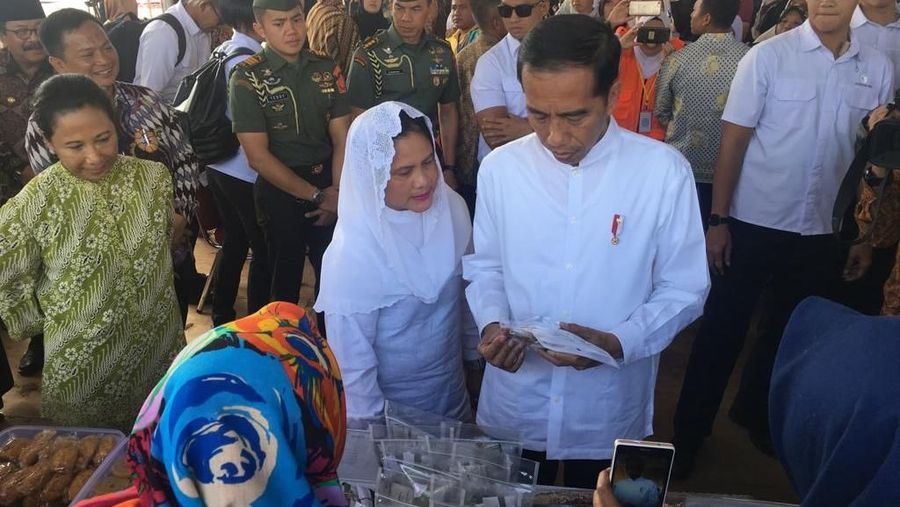 Presiden Jokowi bersama Menteri Rini Sosialisasi Program Mekaar dan Penyambungan listrik gratis di Jawa Timur.