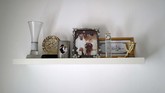 Mina dan Ali sama-sama tetap menjalankan kegiatan ibadahnya masing-masing di rumahnya. (REUTERS/Ahmed Jadallah)
