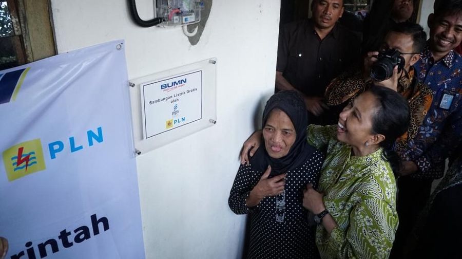 Presiden Jokowi bersama Menteri Rini Sosialisasi Program Mekaar dan Penyambungan listrik gratis di Jawa Timur.