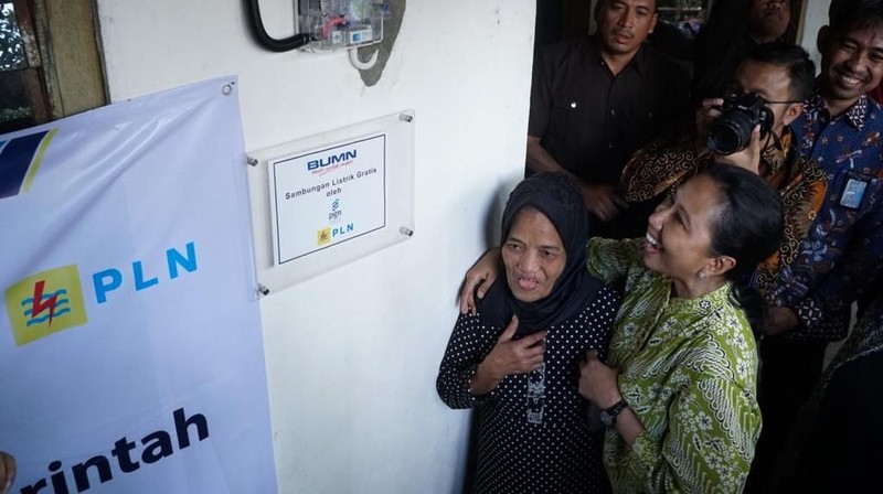 Presiden Jokowi bersama Menteri Rini Sosialisasi Program Mekaar dan Penyambungan listrik gratis di Jawa Timur.