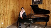 Maram Atayee (16) yang merupakan pianis khawatir jika Taliban kembali maka dia tidak bakal bisa bermain alat musik lagi. (REUTERS/Mohammad Ismail)