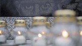 Lilin-lilin ditempatkan di Tugu Peringatan Holocaust di Kaliningrad, Rusia, untuk mengenang perjalanan terakhir para tawanan yang isekap di kamp konsentrasi saat berlangsungnya Perang Dunia II. (REUTERS/Vitaly Nevar)