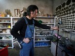 Pria Ini Sulap Barang Usang Jadi Uang