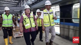Bambang Brodjonegoro Jajal MRT dengan Anak dan Istri