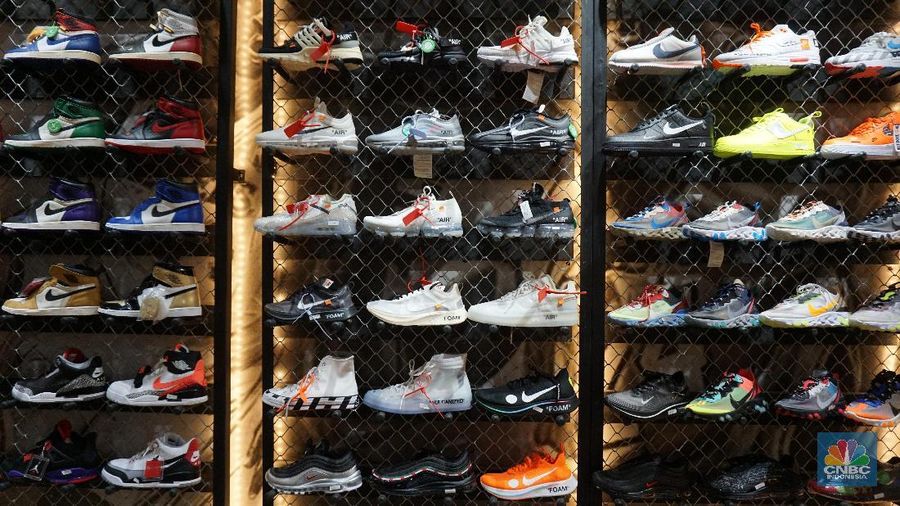 Tren sneakers di kalangan milenial di Tanah Air turut berdampak kepada perkembangan bisnis sepatu tersebut.