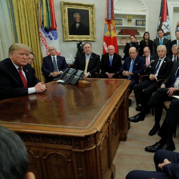 Penuh Sesak Ruang Kerja Trump Saat Bertemu Wakil PM China