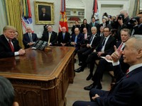 Penuh Sesak Ruang Kerja Trump Saat Bertemu Wakil PM China