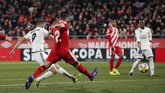 Real Madrid unggul pada menit ke-27 melalui Karim Benzema setelah memanfaatkan umpan satu-dua dari Dani Carvajal. (REUTERS/Albert Gea)