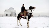 Mohammad Jawed Momand (22) yang seorang dokter berharap perdamaian Afghanistan kekal dan bersama-sama membangun pendidikan demi kesejahteraan rakyat. (REUTERS/Mohammad Ismail)
