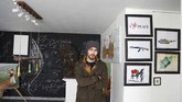 Mahdi Zahak (25) yang merupakan seniman hanya berharap perdamaian bisa terjadi jika Taliban mau menerima cara hidup setiap orang yang berbeda-beda. (REUTERS/Mohammad Ismail)