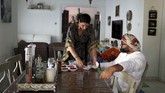 Ali lahir sebagai seorang Muslim, sedangkan Mina lahir sebagai seorang Katolik. Ketika menikah, keduanya memilih untuk tetap berpegang pada agamanya masing-masing. (REUTERS/Ahmed Jadallah)