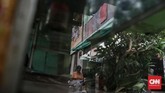 Sempitnya rumah yang dihuni membuat warga menyiasatinya dengan membangun secara vertikal. Banyak rumah di kampung tersebut berlantai dua dengan bangunan seadanya. (CNN Indonesia/Andry Novelino)