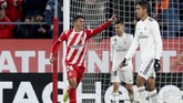 Girona sempat memperkecil kedudukan menjadi 1-2 melalui gol Pedro Porro pada menit ke-71. Namun, Real Madrid kembali menjauh. (REUTERS/Albert Gea)