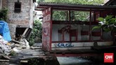Jamban gantung masih terdapat di kampung Ampiun ini, untuk pembuangan limbahnya warga langsung memanfaatkan sungai dibelakang pemukiman. (CNNIndonesia/Andry Novelino)