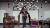 Seorang pemilik kedai kopi, Anosh Sarwari (23) sangat mengharap perdamaian supaya mereka bisa berusaha dan hidup tenang. (REUTERS/Mohammad Ismail)